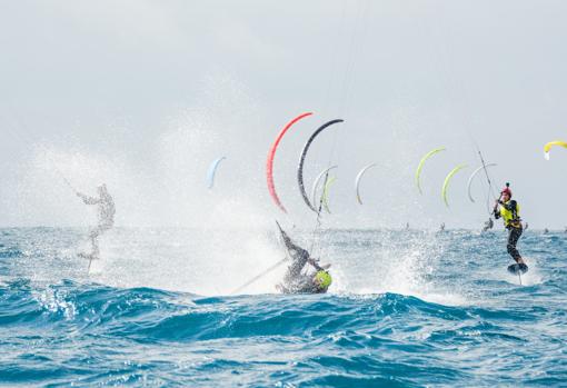 Una espectacular imagen de una caída en plena regata hoy en Palamós