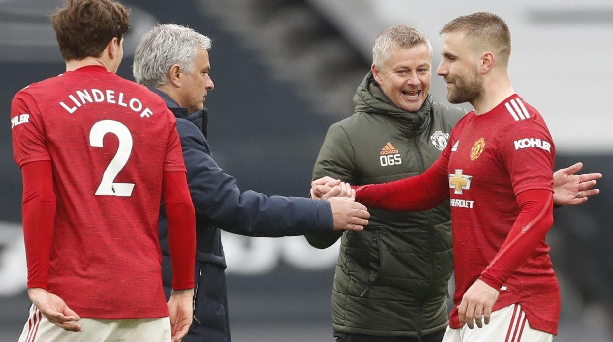 Mourinho y Solskjaer saludan a los jugadores tras el partido