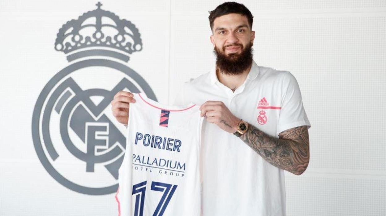 Vincent Poirier posa para el club con su nueva camiseta