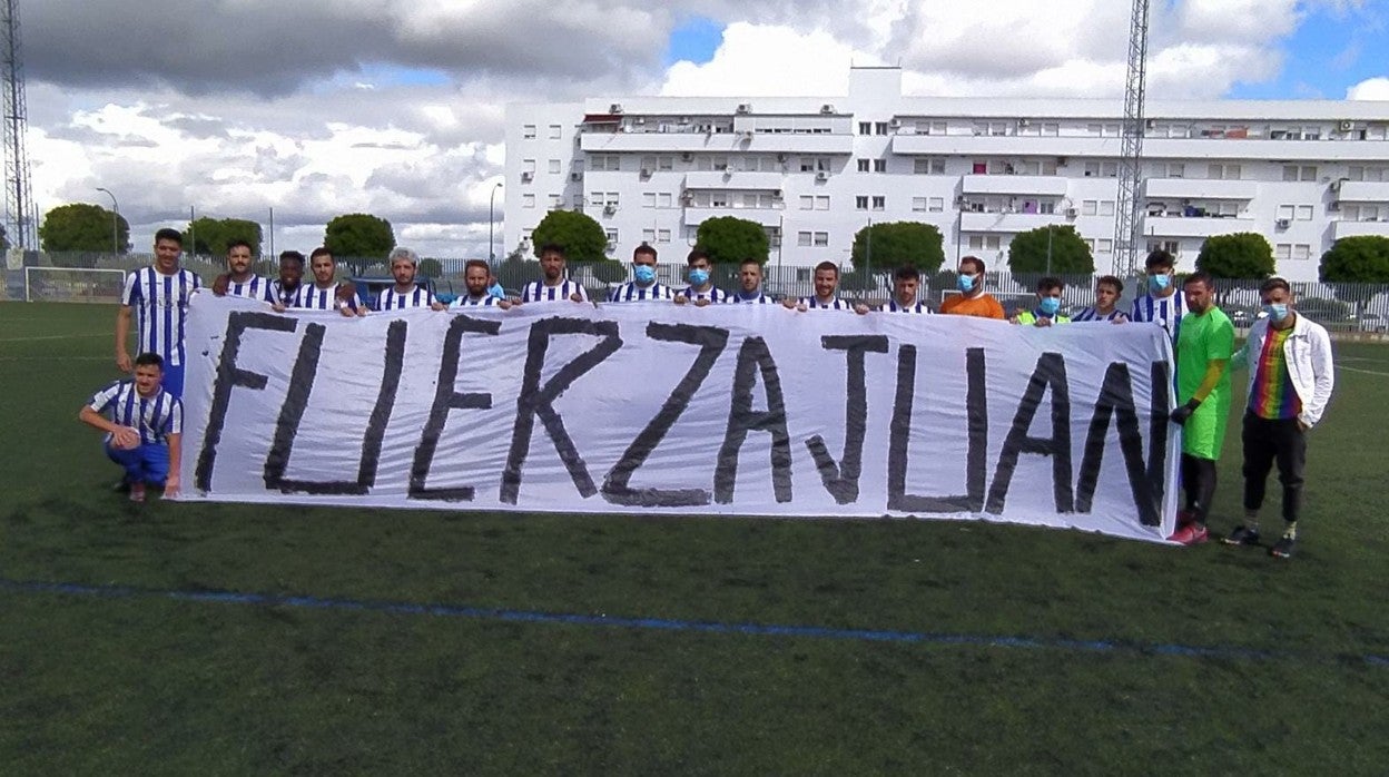 Los jugadores de la UD Rinconada lucieron esta pancarga en la previa del duelo de la 4ª jornada del Grupo de Descenso ante el AParadas Balompié en el que golearon al cuadro paraeño (3-0)