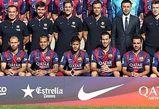 El gesto de Piqué con mensaje en la foto oficial del Barcelona