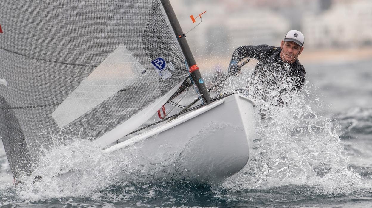 Joan Cardona, octavo de la general y líder de los Sub-23 en el Europeo de Finn