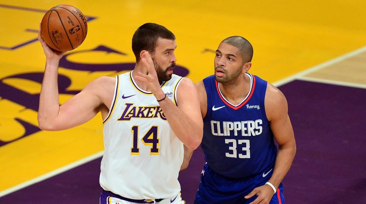 Gasol, defendido por Batum en un partido contra los Clippers