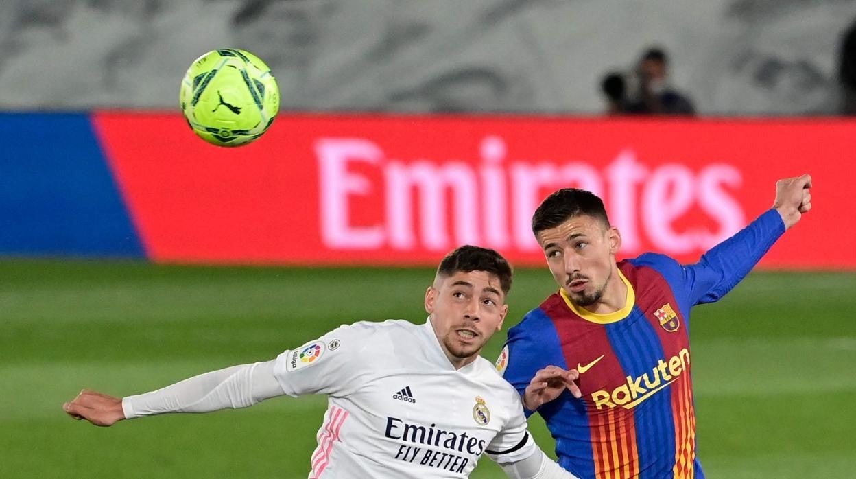 Lenglet trata de despejar un balón durante el último clásico