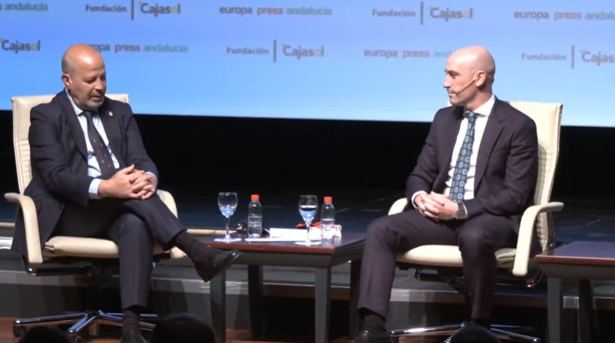 Javier Imbroda, consejero de Educación y Deporte, y Luis Rubiales, presidente de la Real Federación Española de Fútbol, en el desayuno informativo de Europa Press en la sede de la Fundación Cajasol