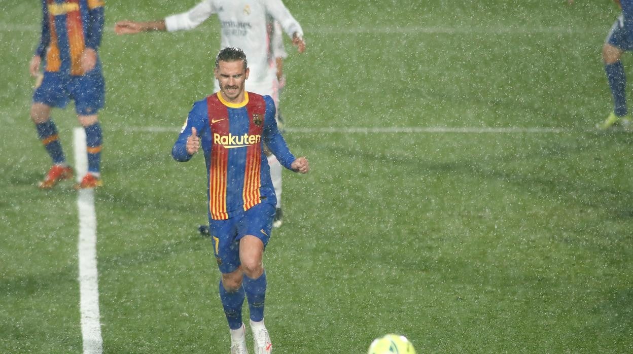 Antoine Griezmann persigue el balón durante el clásico