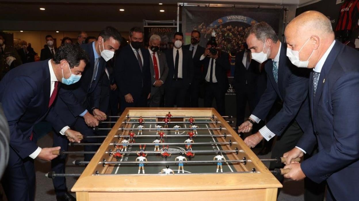 Futbolín entre el presidente del Gobierno y el Rey Felipe VI