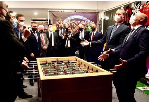 La partida de futbolín entre el Rey Felipe VI y el presidente Pedro Sánchez