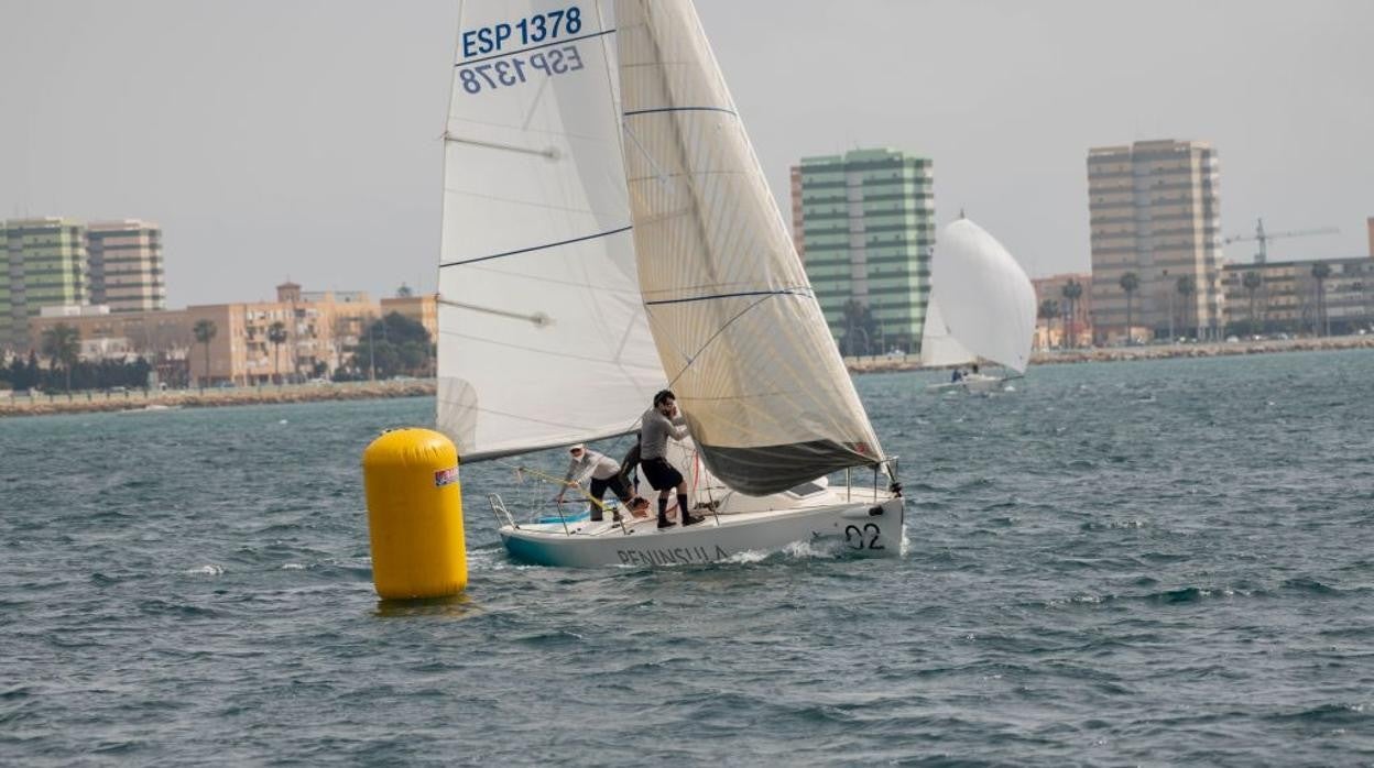 El «Península» se afianza en el Circuito Alcaidesa de J80a falta de una regata en aguas de La Línea