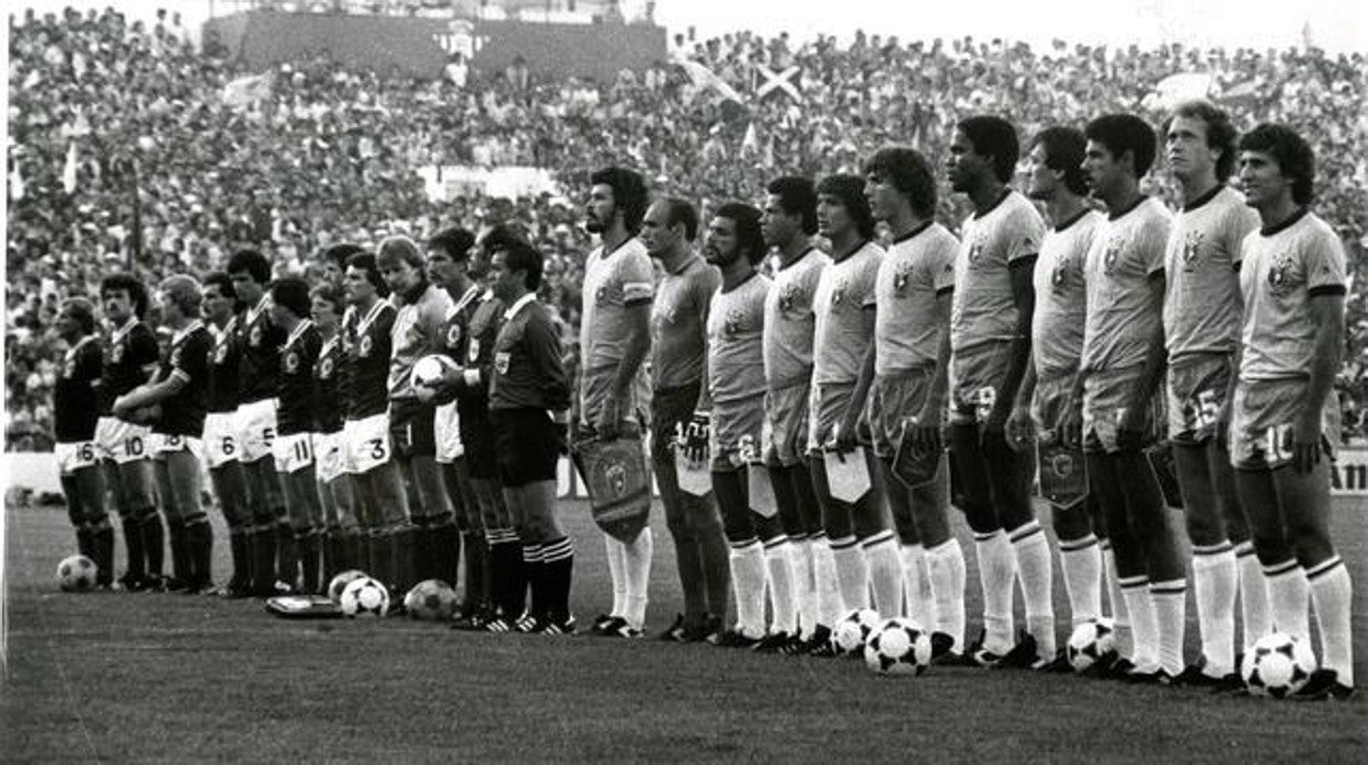 Las selecciones de Brasil y Escocia escuchan los himnos de sus respectivos países instantes antes del duelo que disputaron en el Mundial de España 82