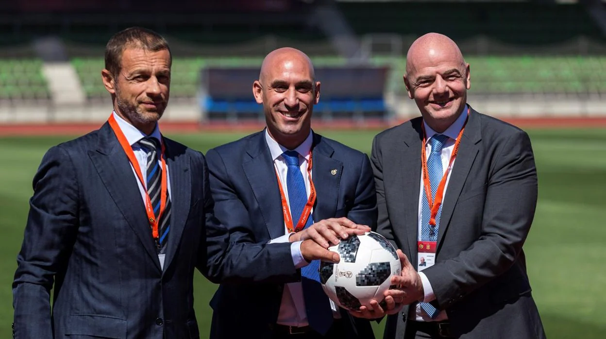 De izquierda a derecha, el presidente de la UEFA, Aleksander Ceferin, el presidente de la Real federación Española de Fútbol, Luis Rubiales, y Gianni Infantino, presidente de la FIFA