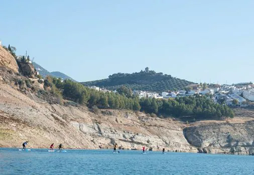 El Embalse de Iznájar acoge la primera prueba de la Liga Fesurfing SUP Race Andalucía