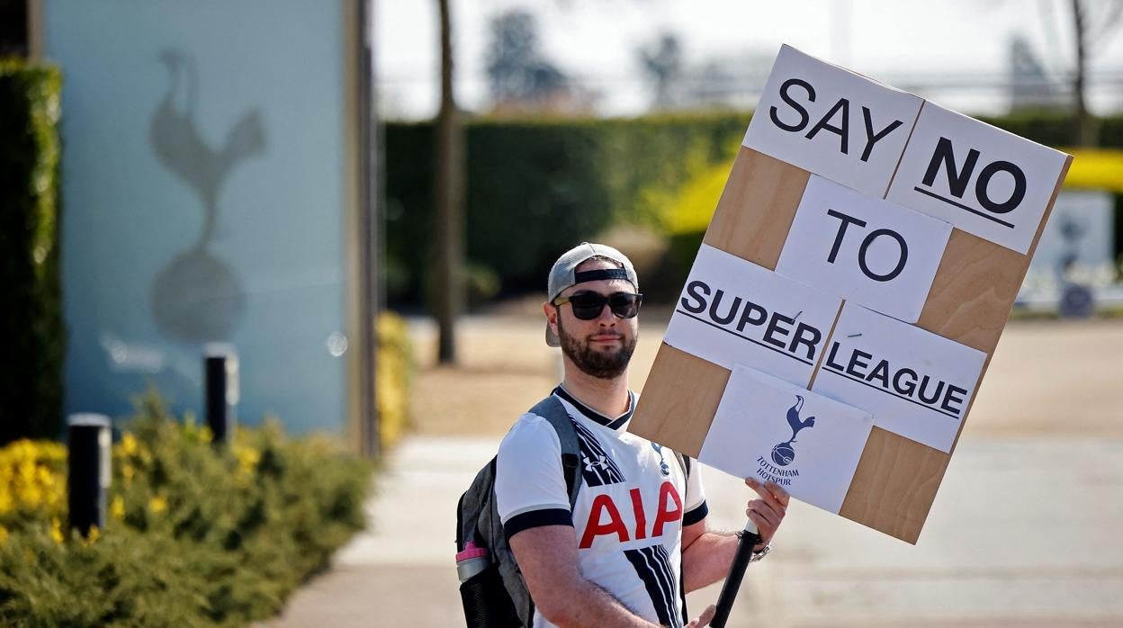 Un aficionado del Tottenham se manifiesta en contra de la Superliga