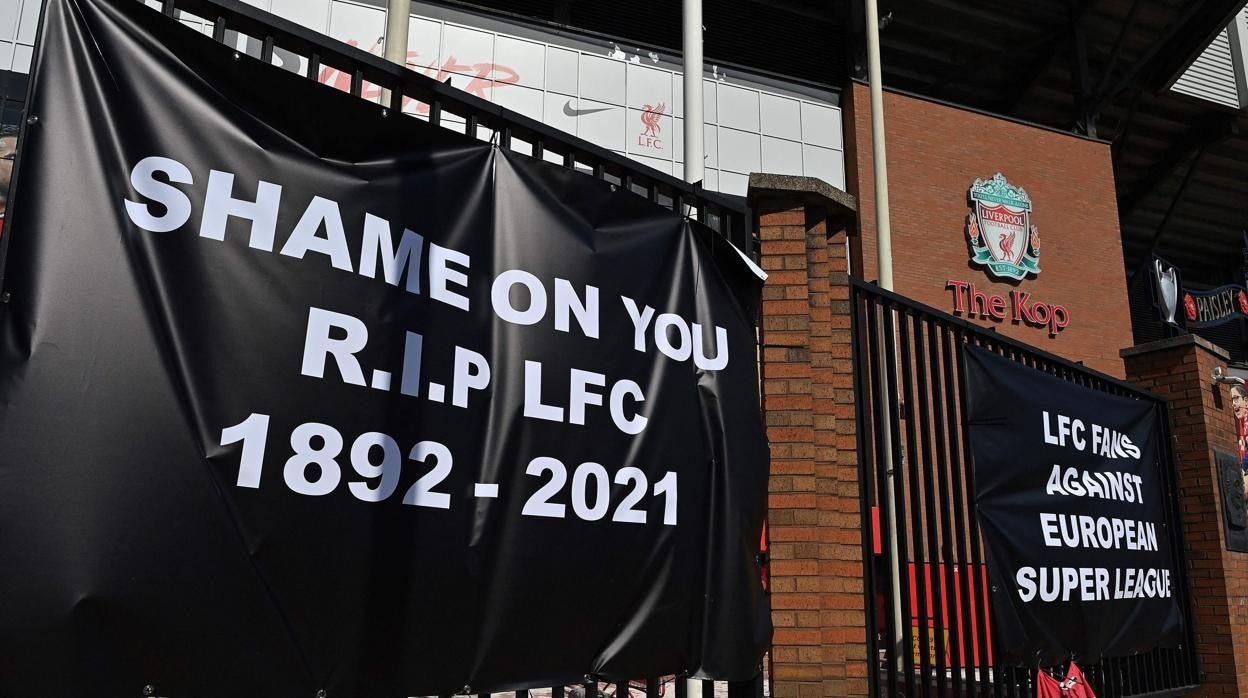 Los aficionados del Liverpool protestaron contra la nueva Superliga en el estadio de Anfield