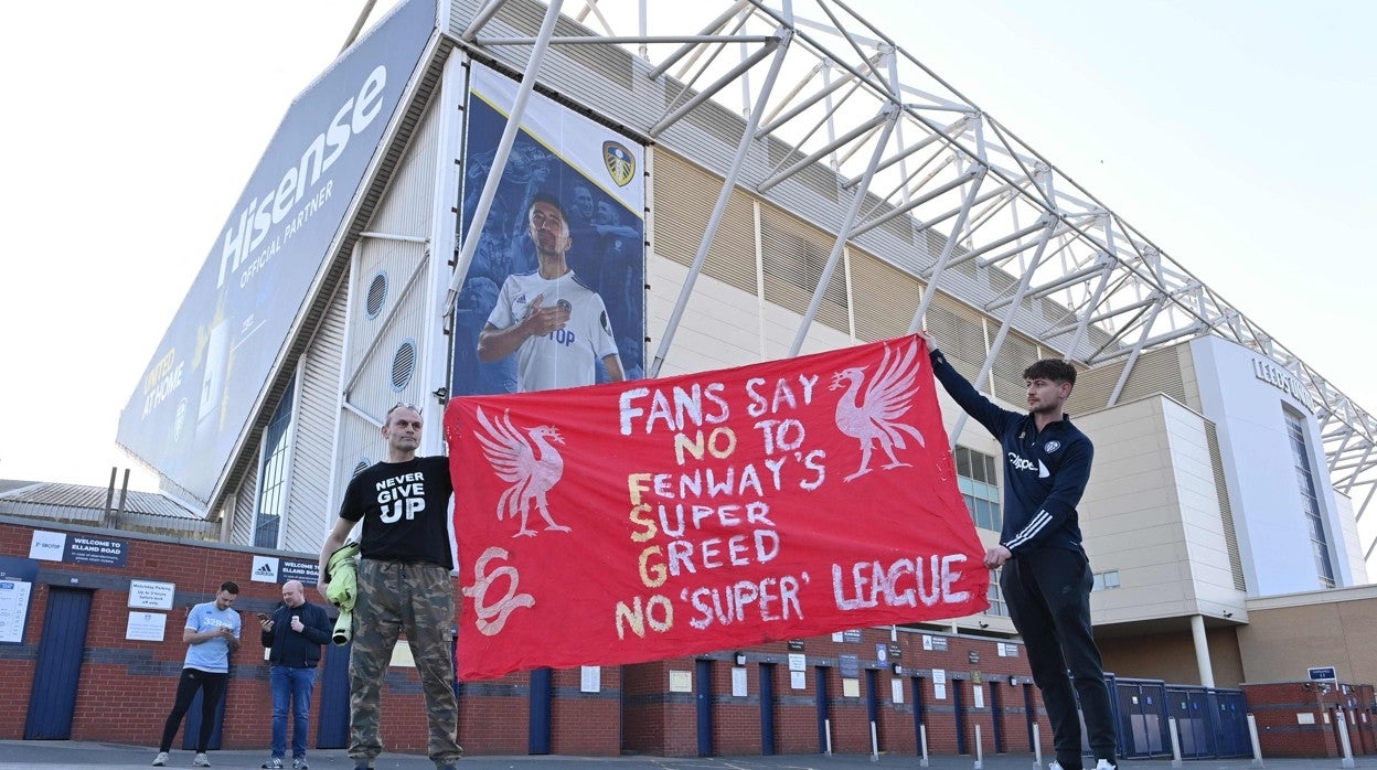 Aficionados del Liverpool protestan contra la Superliga