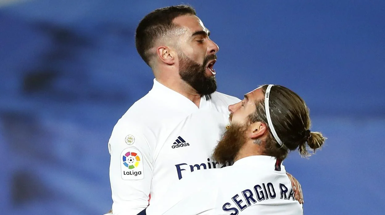 Carvajal celebra con Ramos su gol al Atlético en el Di Stéfano