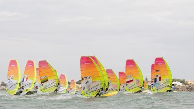 La igualdad marca el espectacular estreno del Campeonato del Mundo de RS:X ‘Gotas de Oro’