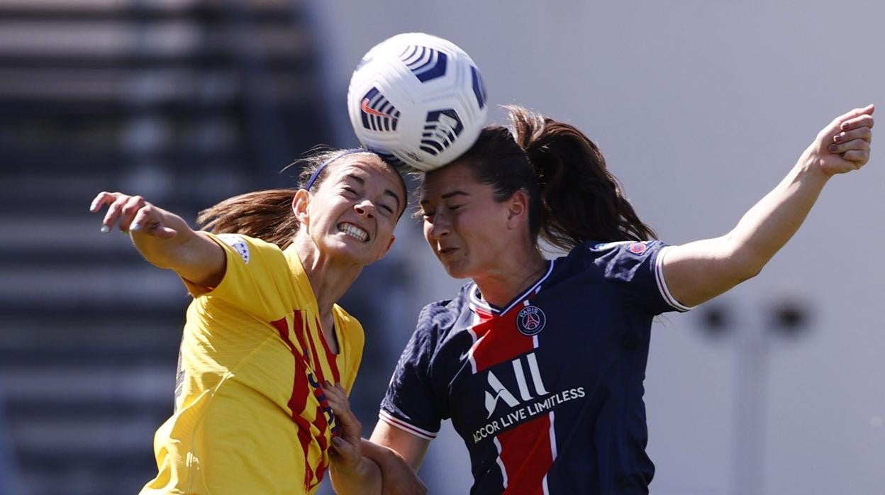 Bonmati disputa un balón con Dabritz durante la ida de la semifinal europea entre el Barça y el PSG