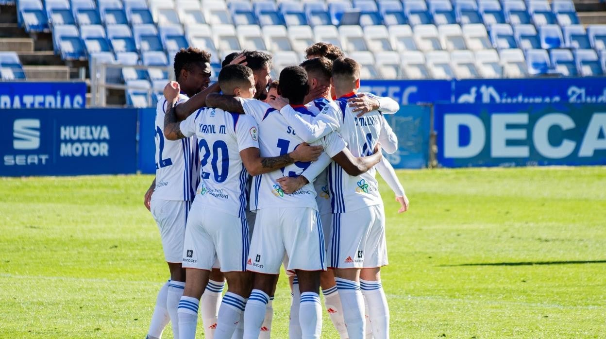 Los jugadores del Recreativo celebran un gol