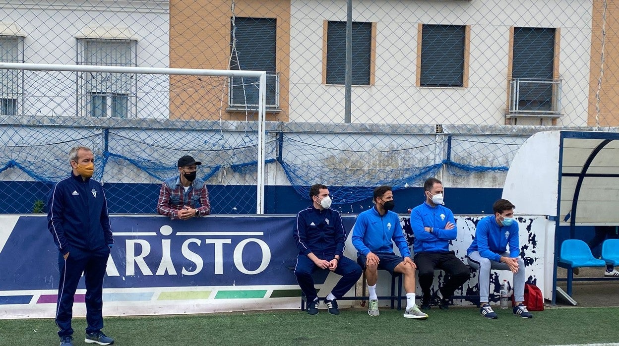 Pablo Galán, a la izquierda, junto a Edu Mazo , segundo entrenador; Tomas Silva , preparador físico; Iván Marrones, entrenador de porteros; Rafa Trigueros, analista ; Víctor Navarro, fisioterapueta; y Fernando Córdoba, coach