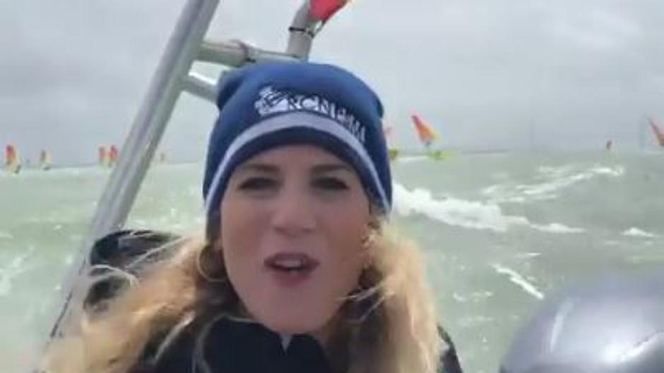 (Vídeo) Ana Mestre desafía al temporal 'Lola' para apoyar al Mundial de RS:X en la bahía de Cádiz