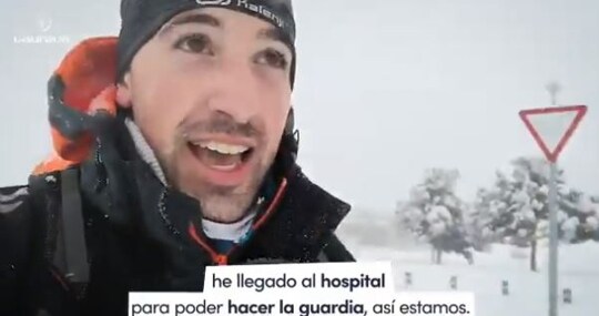 Álvaro Sánchez llega a su centro hospitalario en una Madrid nevada