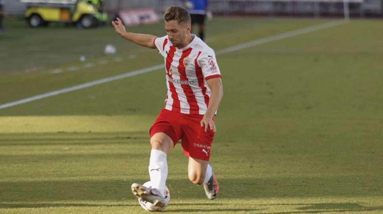 El Almería deja escapar dos puntos que le alejan del ascenso directo