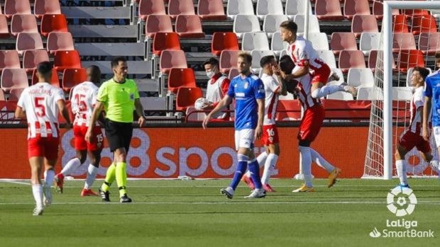 El Almería deja escapar dos puntos que le alejan del ascenso directo