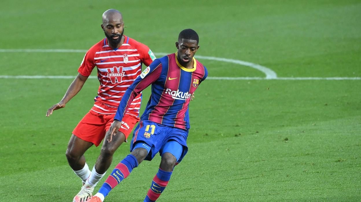 Dembélé controla el balón durante el partido ante el Granada