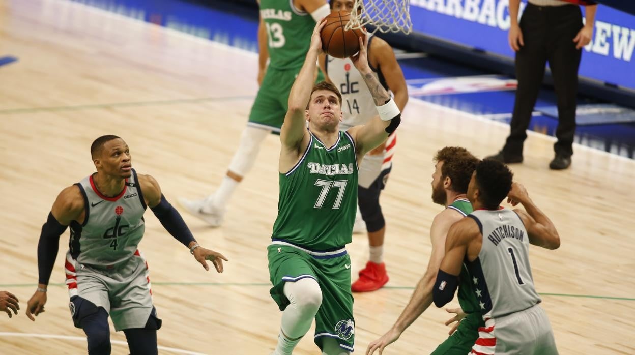 La noche más loca de Doncic: triple doble para la historia