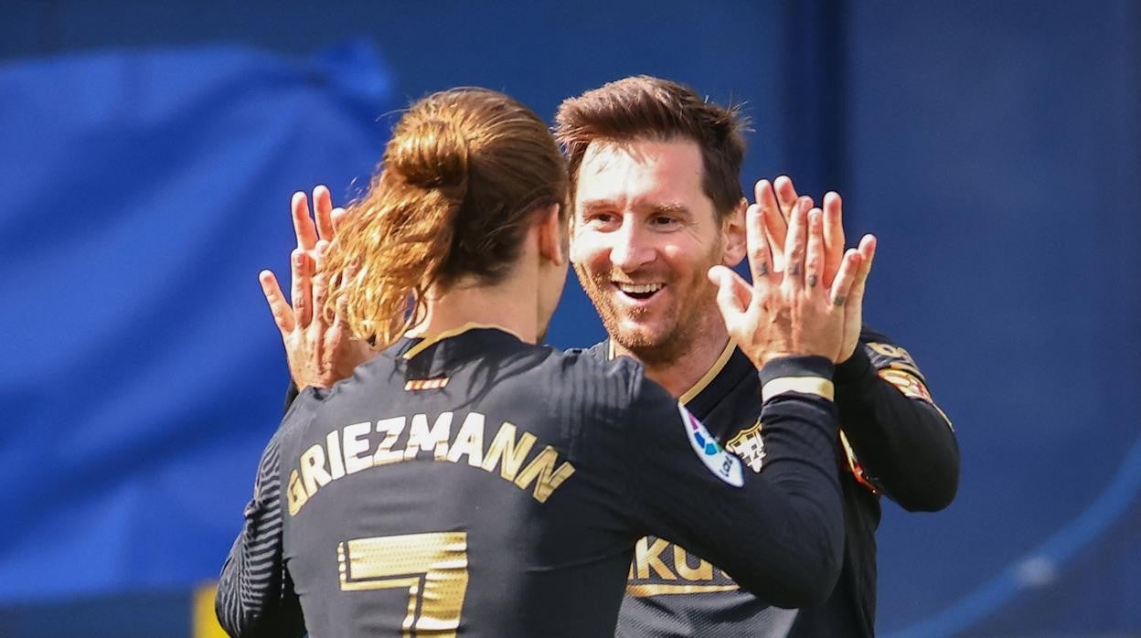 Griezmann y Messi celebran un gol ante el Villarreal