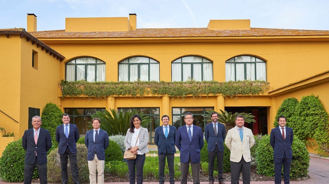 Los miembros de la nueva junta directiva del Real Club Sevilla Golf