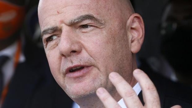 Los mensajes de Infantino, conciliador tras el terremoto de la Superliga, al airado Ceferín