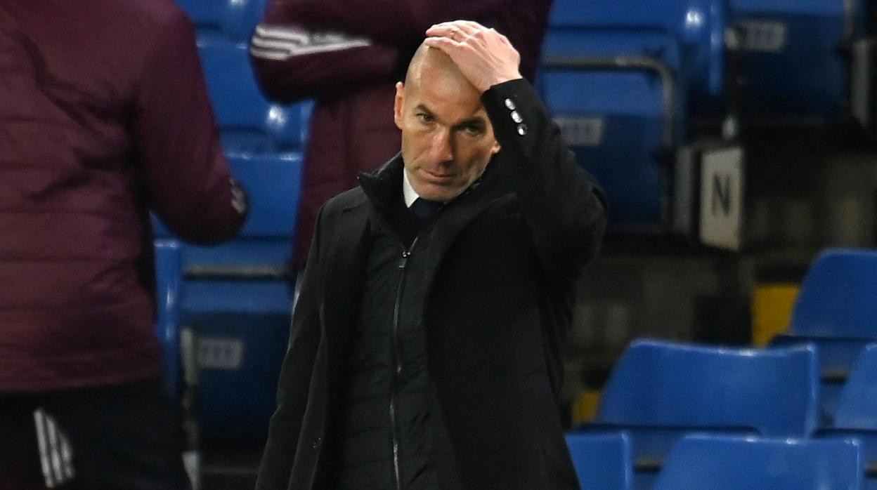 Zidane, durante el partido en Stamford Bridge frente al Chelsea