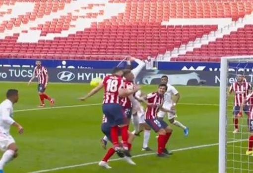 La mano de Felipe, el día del derbi que acabó empate