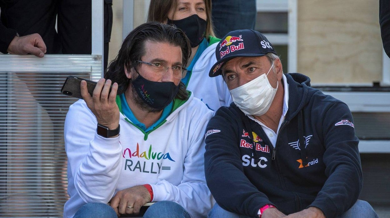 Carlos Sainz conversa con el director del Rally Dakar, David Castera, en la Hacienda El Rosalejo