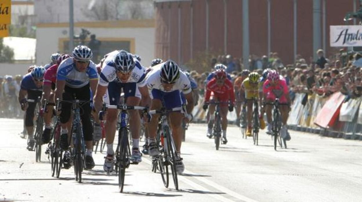 Imagen de una pasada edición de la Vuelta a Andalucía en la provincia de Cádiz.