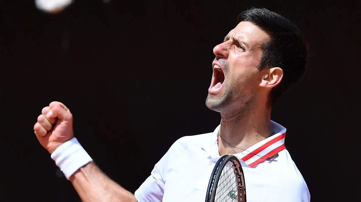 Djokovic celebra su victoria ante Tsitsipas en el Foto Itállico