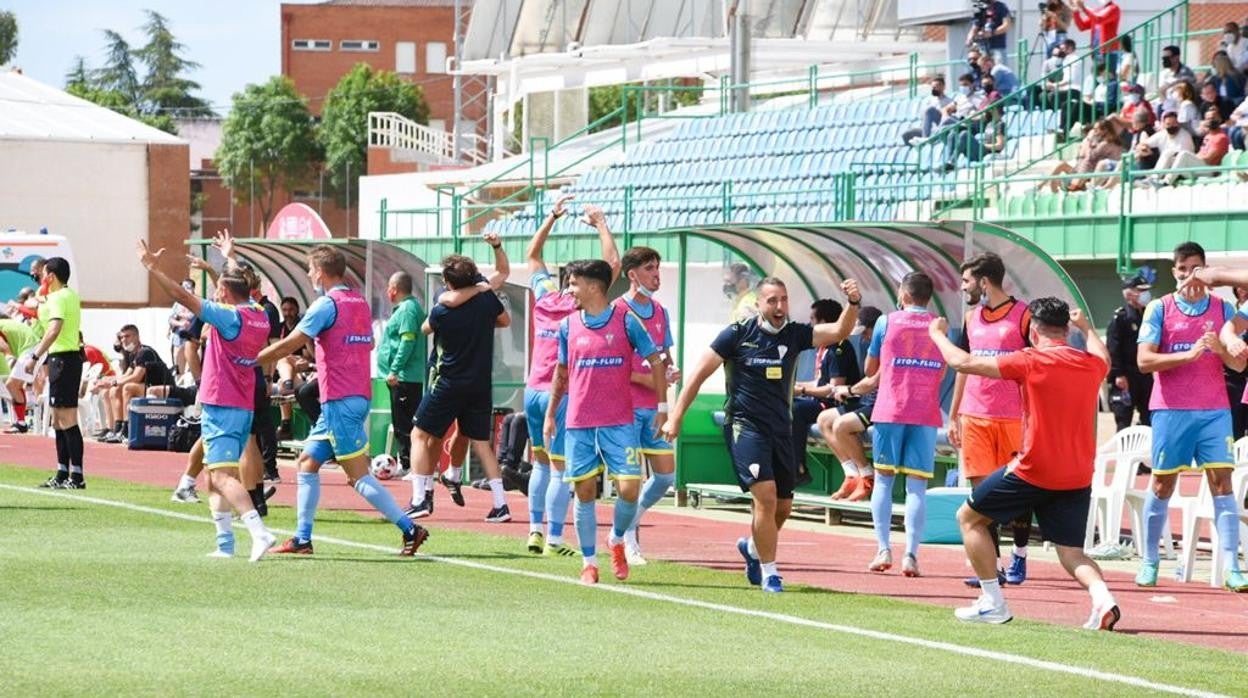 Los jugadore s del Algeciras celebran el triunfo.