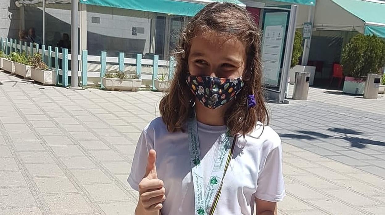 Natalia Sánchez Pizarro con la medalla de plata.