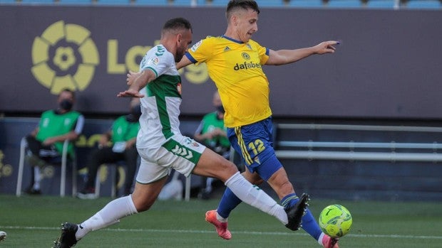 El Elche remonta y sigue con vida