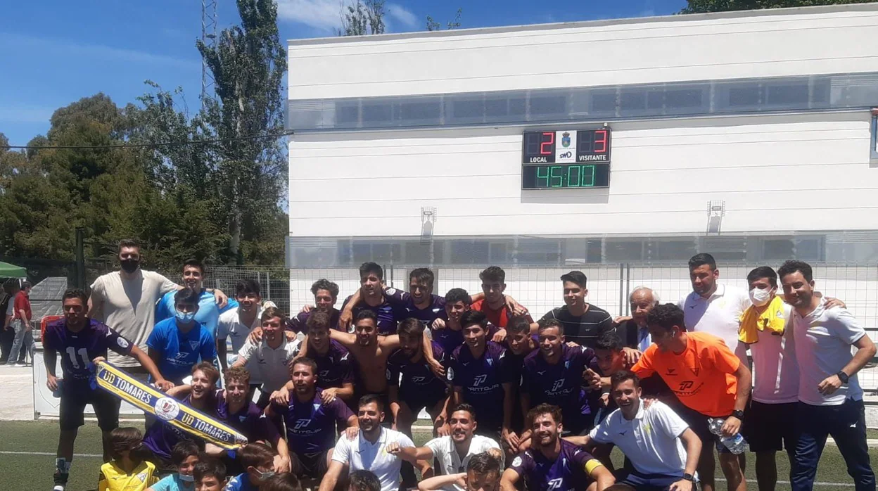Los jugadores y el cuerpo técnico de la UD Tomares celebran el ascenso tras la remontada ante el Montilla CF