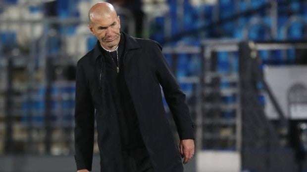 Zidane, con pie y medio fuera del Real Madrid... pero no aún los dos