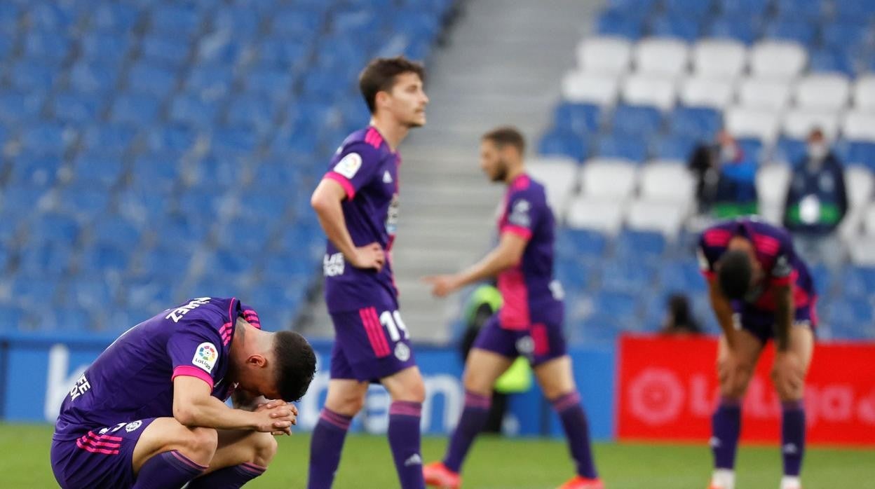 Los jugadores del Valladolid, tras perder ayer en Anoeta (4-1)