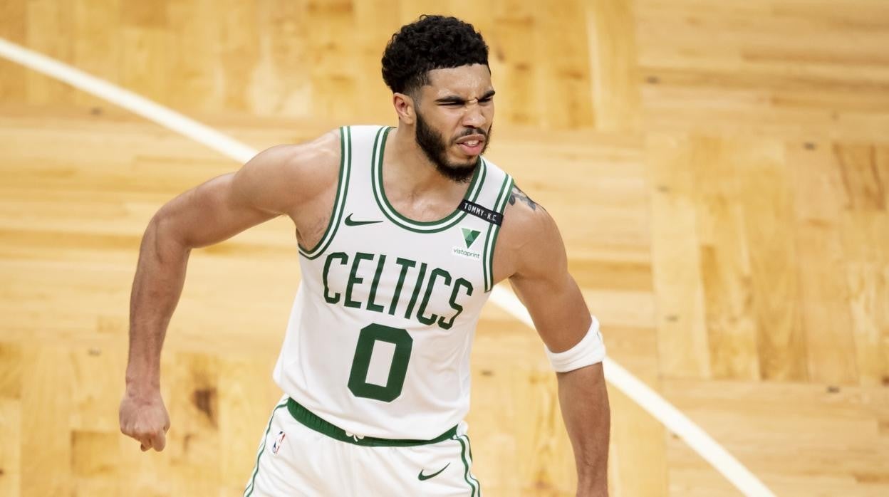 Tatum celebra una acción del partido