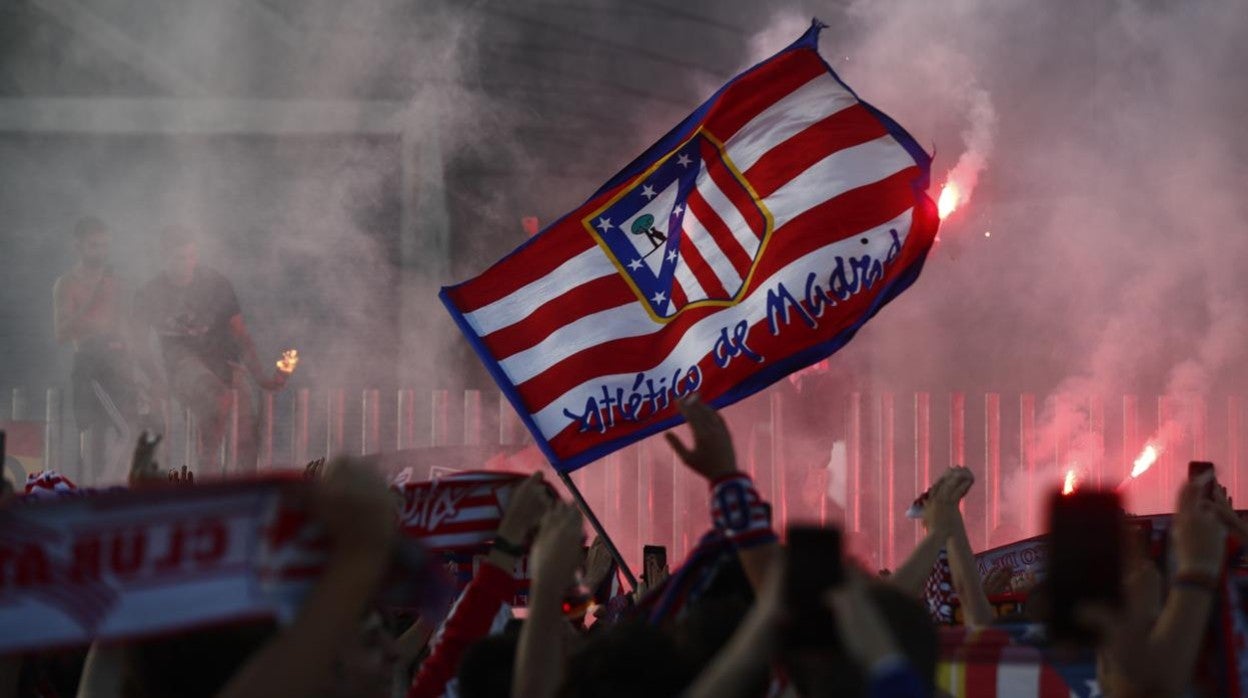 Aficionados del Atlético en las afueras del Metropolitano, el pasado domingo en el partido ante Osasuna