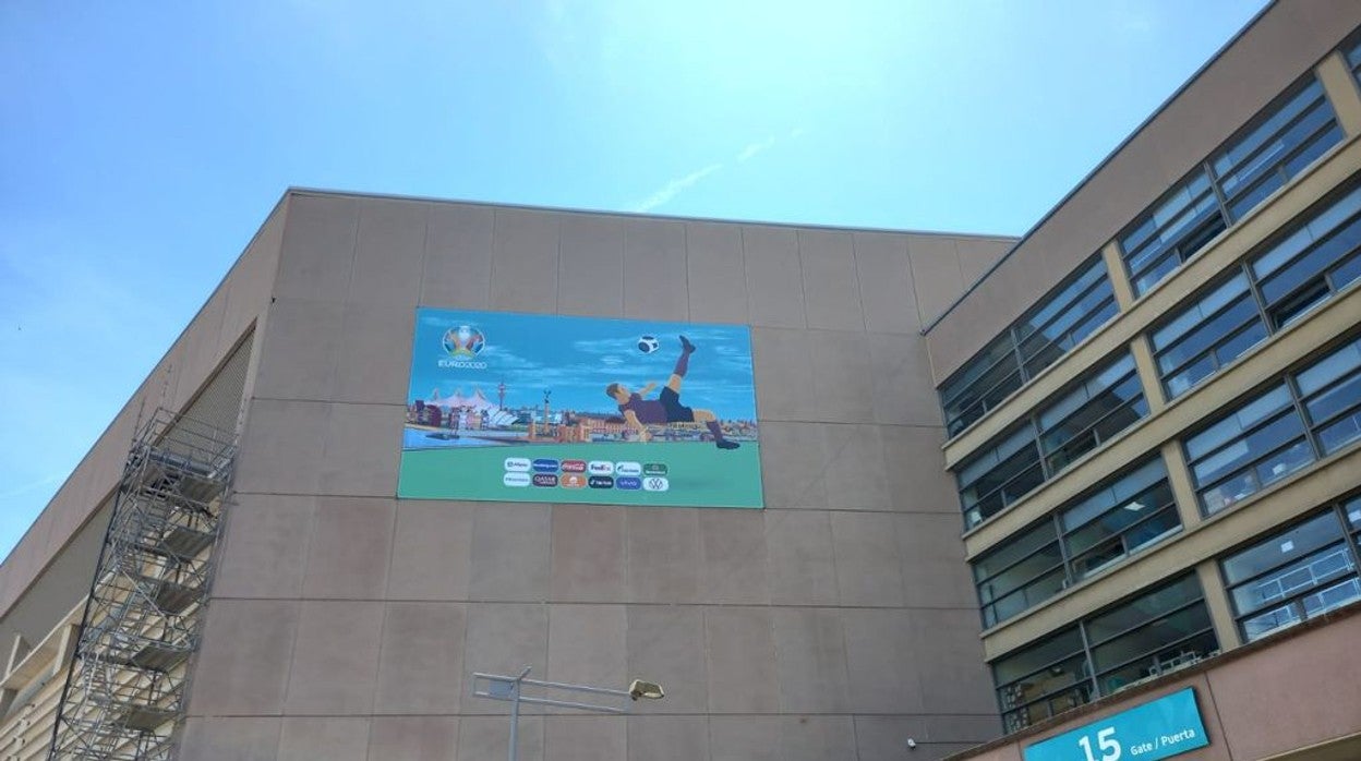 Las puertas de acceso al estadio sevillano comienzan a decorarse con motivos del torneo continental