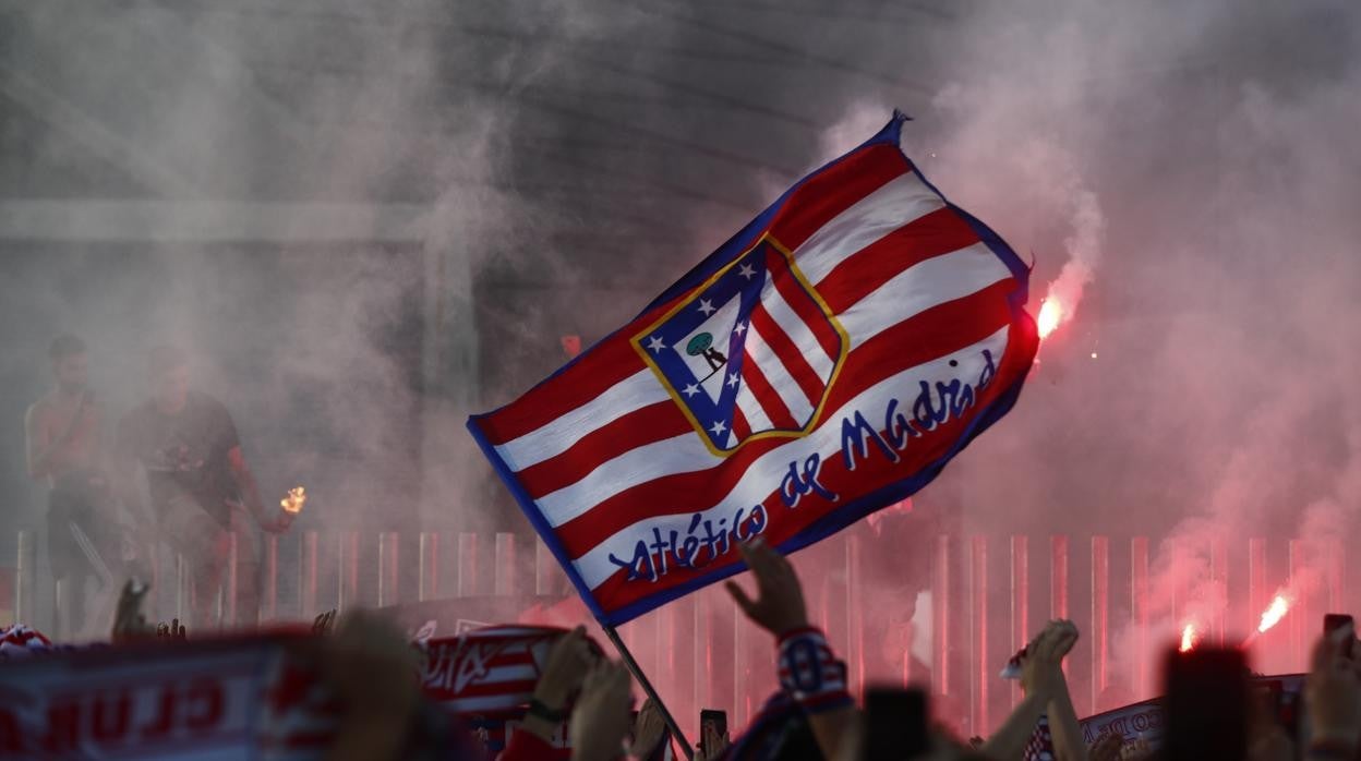 Aficionados del Atlético en las afueras del estadio Metropolitano