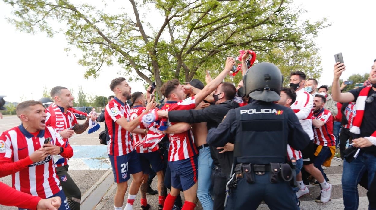 Los jugadores del Atlético, uniéndose a sus aficionados en los exteriores del Nuevo Zorrilla