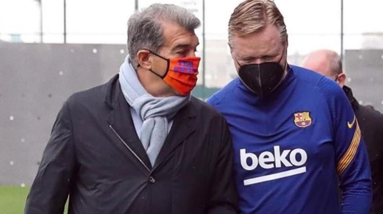 Laporta y Koeman, durante un entrenamiento del Barcelona